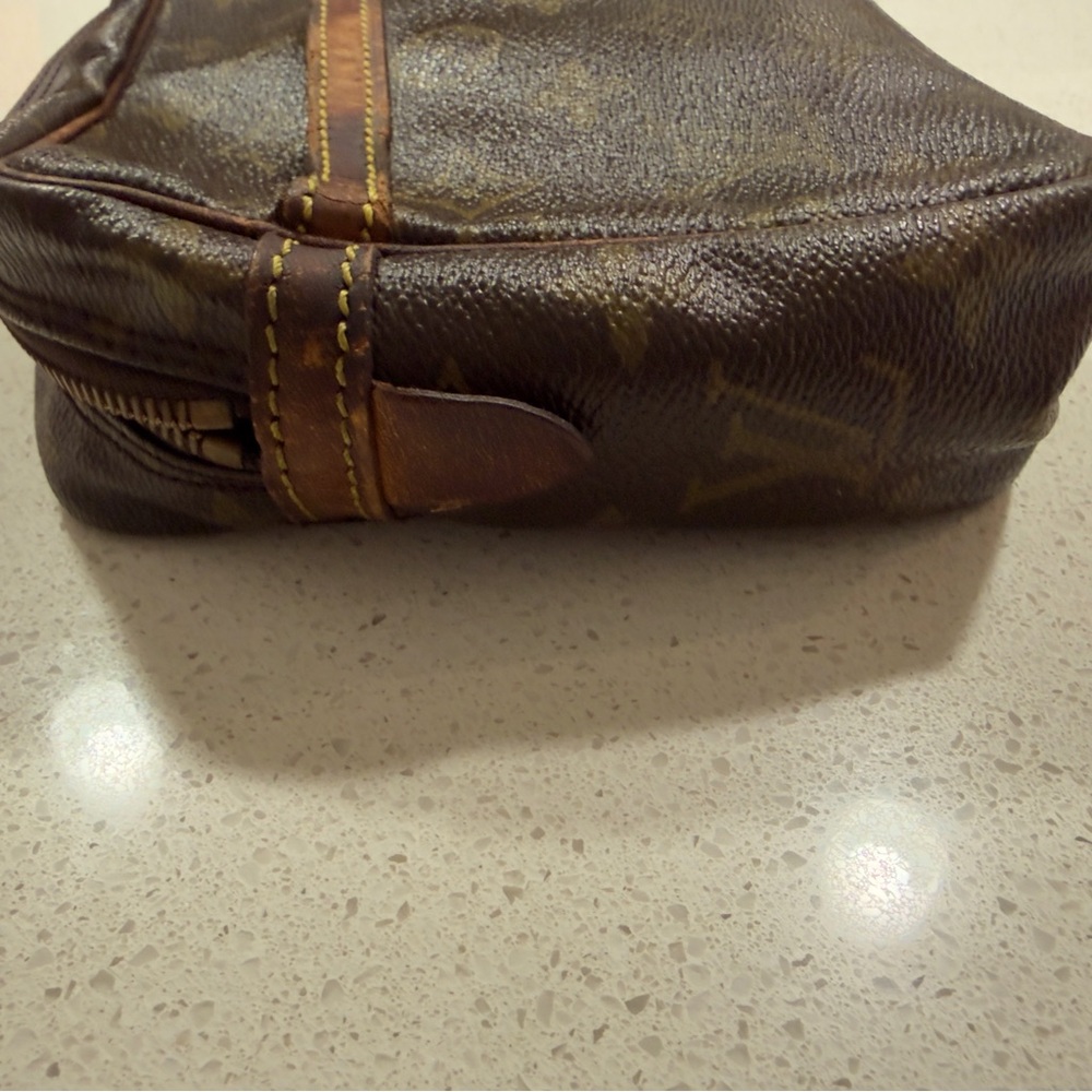 Authentic Louis Vuitton Compiegne 23 Clutch Toiletry Pouch - Picture 8 of 13